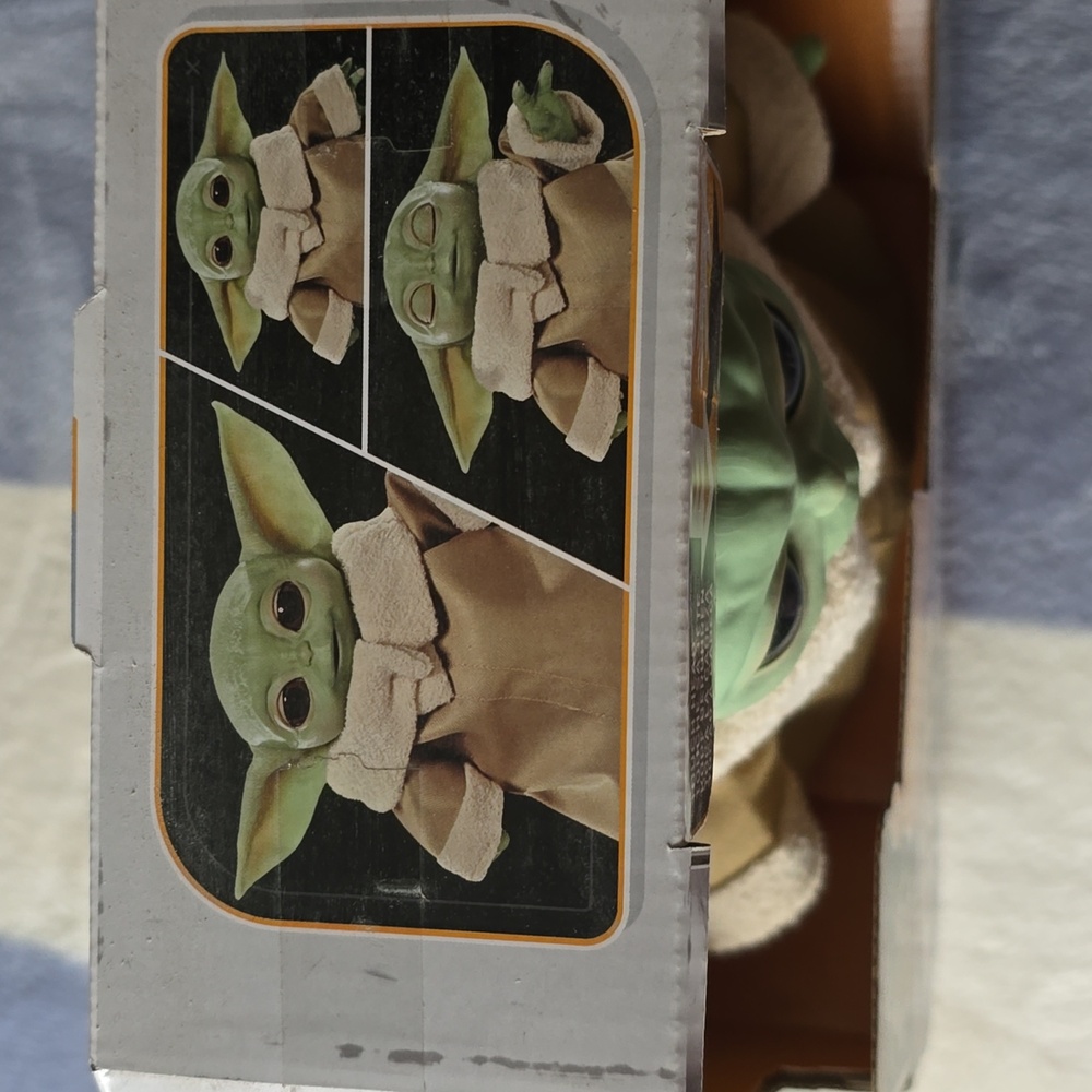 Star Wars Mandalorian The Child Interactive Figure - Green and Tan - Picture 4 of 4